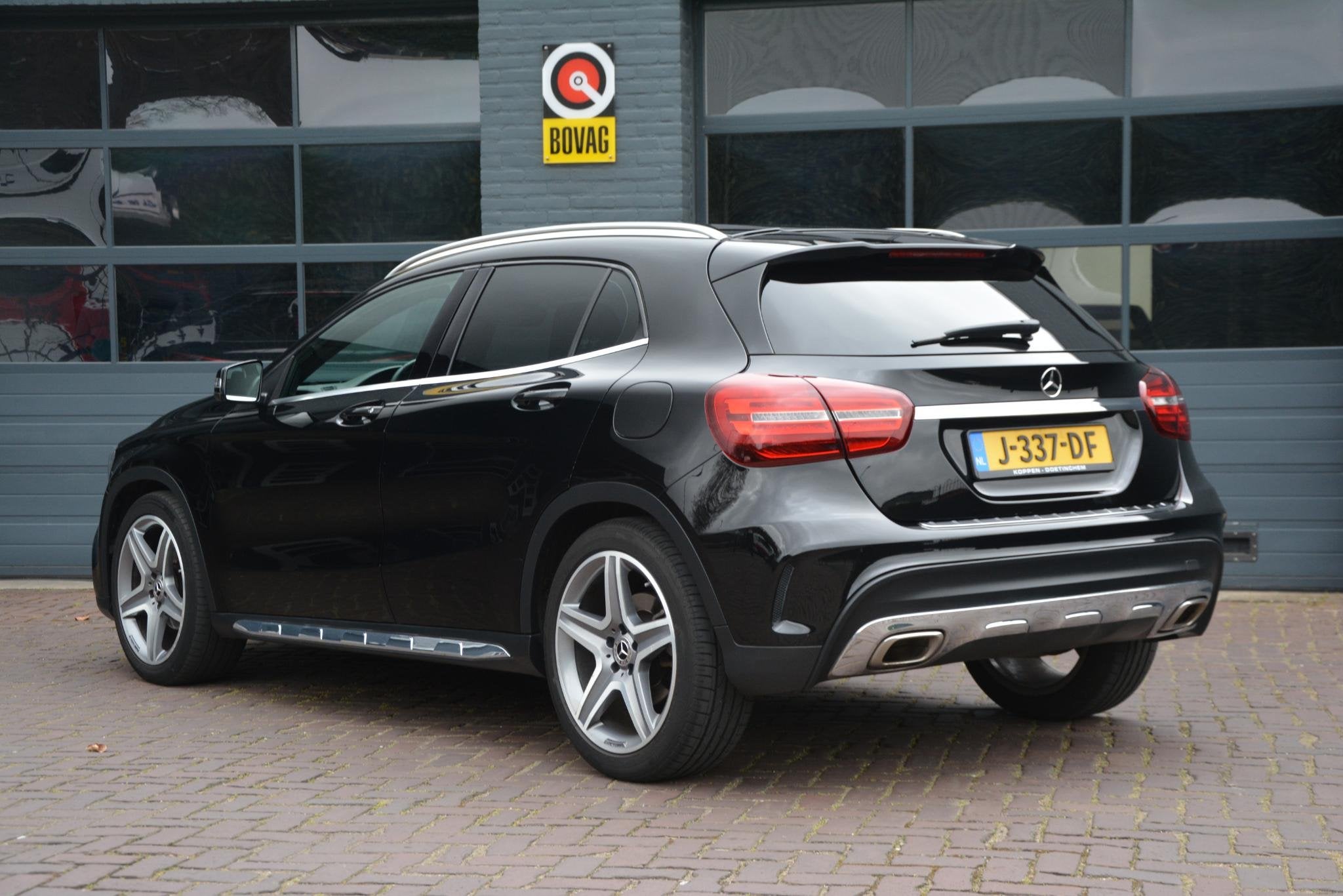 Mercedes-Benz GLA-klasse 180 Business Solution AMG Night Upg, Auto's, Mercedes-Benz, 12 maanden, Gebruikt, 4 cilinders, Leder en Stof