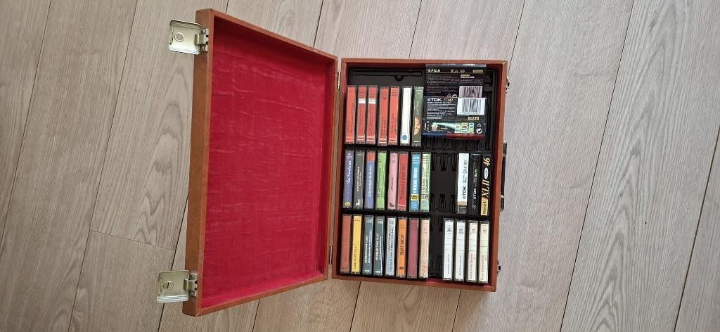 Koffer met casettebandjes, Cd's en Dvd's, Cassettebandjes, Ophalen, Zo goed als nieuw, Overige genres