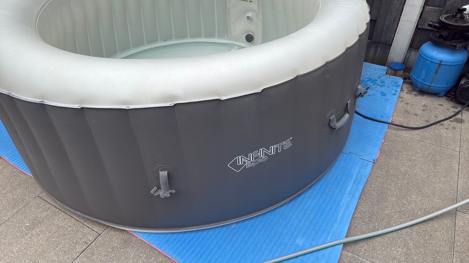 Jacuzzi met klein lekje, Ophalen, Gebruikt, Afdekzeil, Opblaasbaar