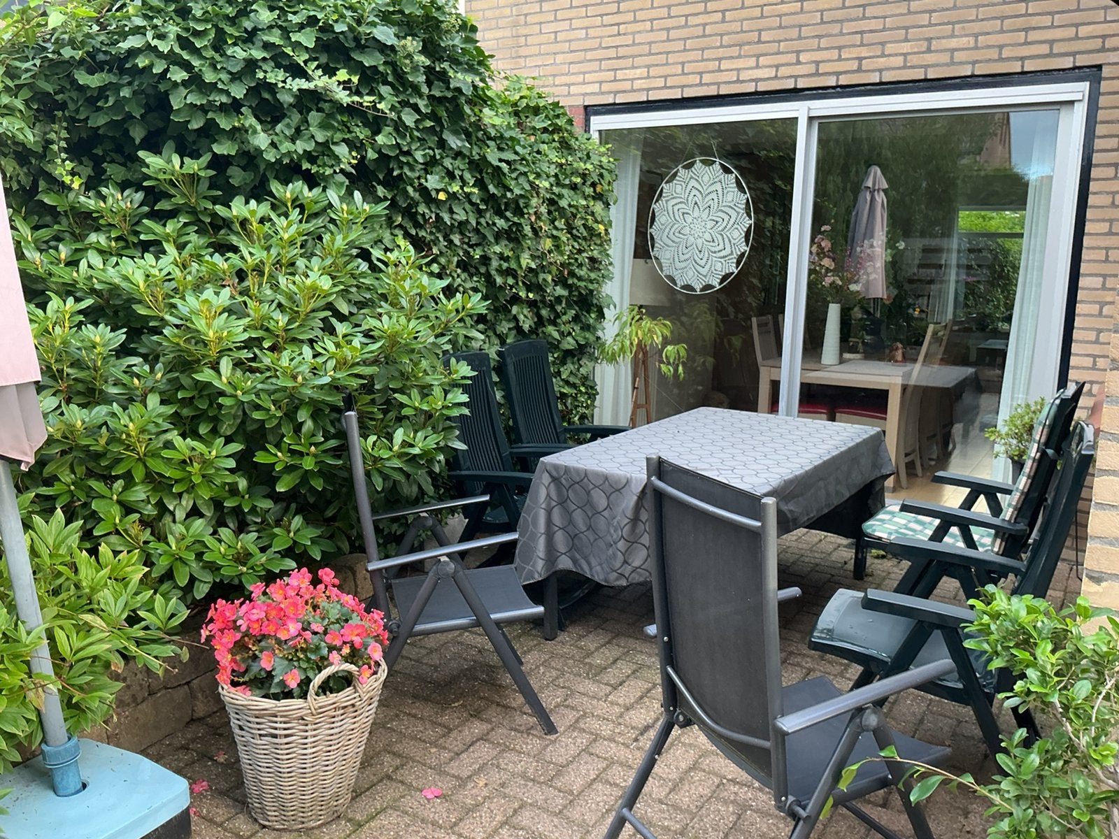 Tuinstoelen + tafel + parasol + voet. 25,00 euro totaal, Ophalen, Gebruikt, Kunststof