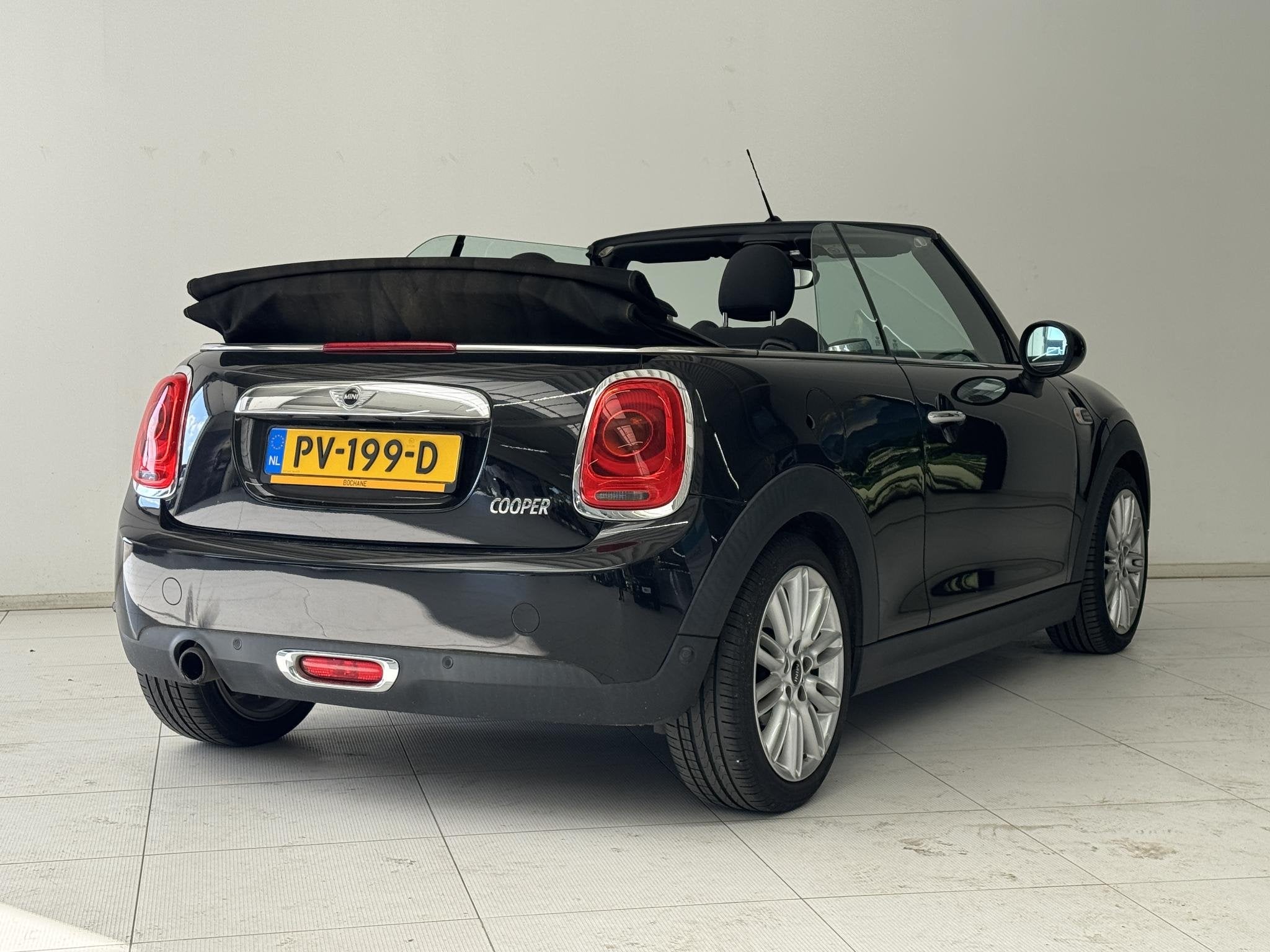 MINI Cabrio 1.5 Cooper Chili Serious Business | Navigatie |, 136 pk, Gebruikt, 4 stoelen, Leder en Stof