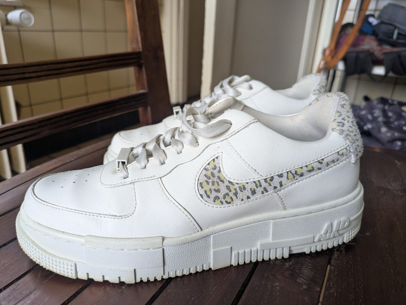 Nike Air Force One Special Edition - Zo goed als nieuw, Kleding | Dames, Schoenen, Ophalen of Verzenden, Zo goed als nieuw, Wit