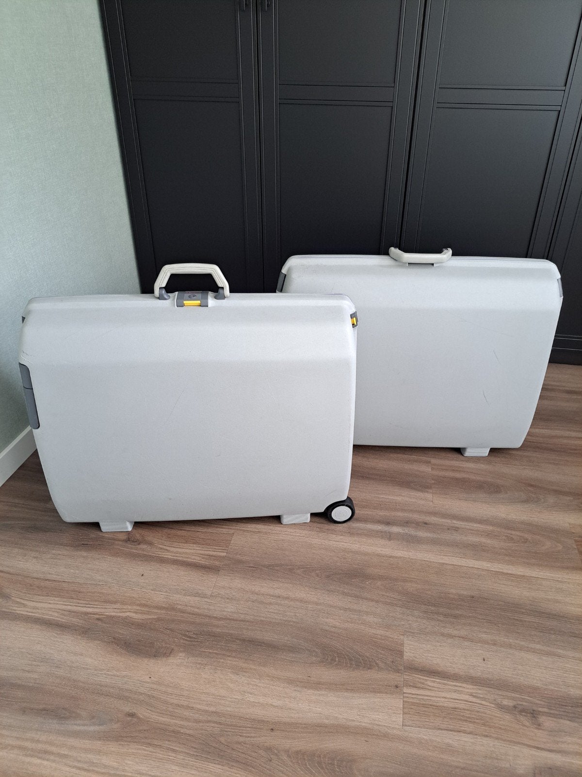 Set van 2 Samsonite koffers - Grijs, met wieltjes, Sieraden, Tassen en Uiterlijk, Gebruikt, Hard kunststof, 70 cm of meer, 55 cm of meer