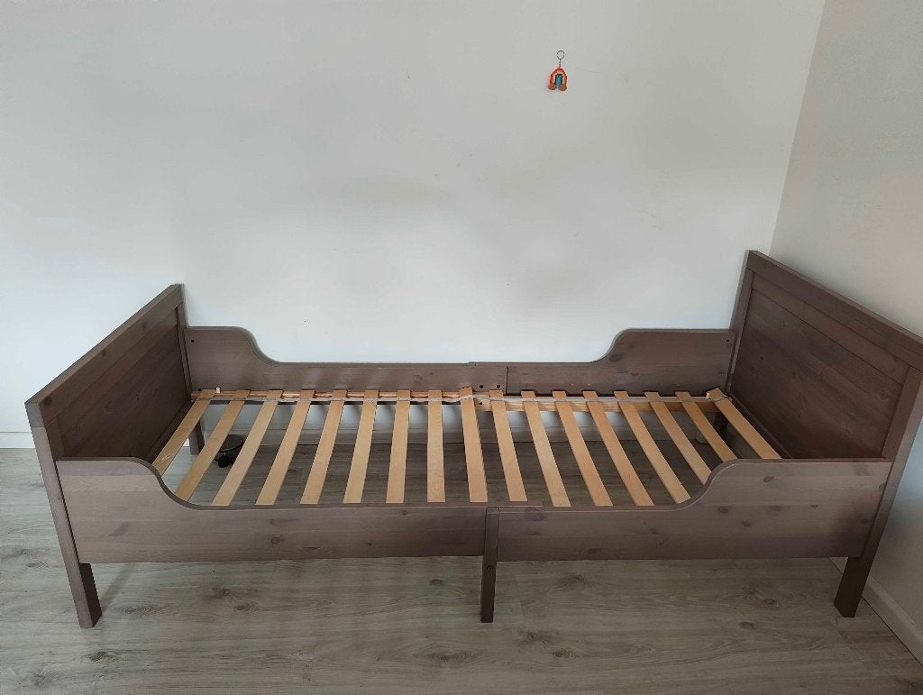 IKEA Sundvik meegroeibed bruin 80x200 incl. lattenbodem, Ophalen, 85 tot 100 cm, Zo goed als nieuw, Lattenbodem
