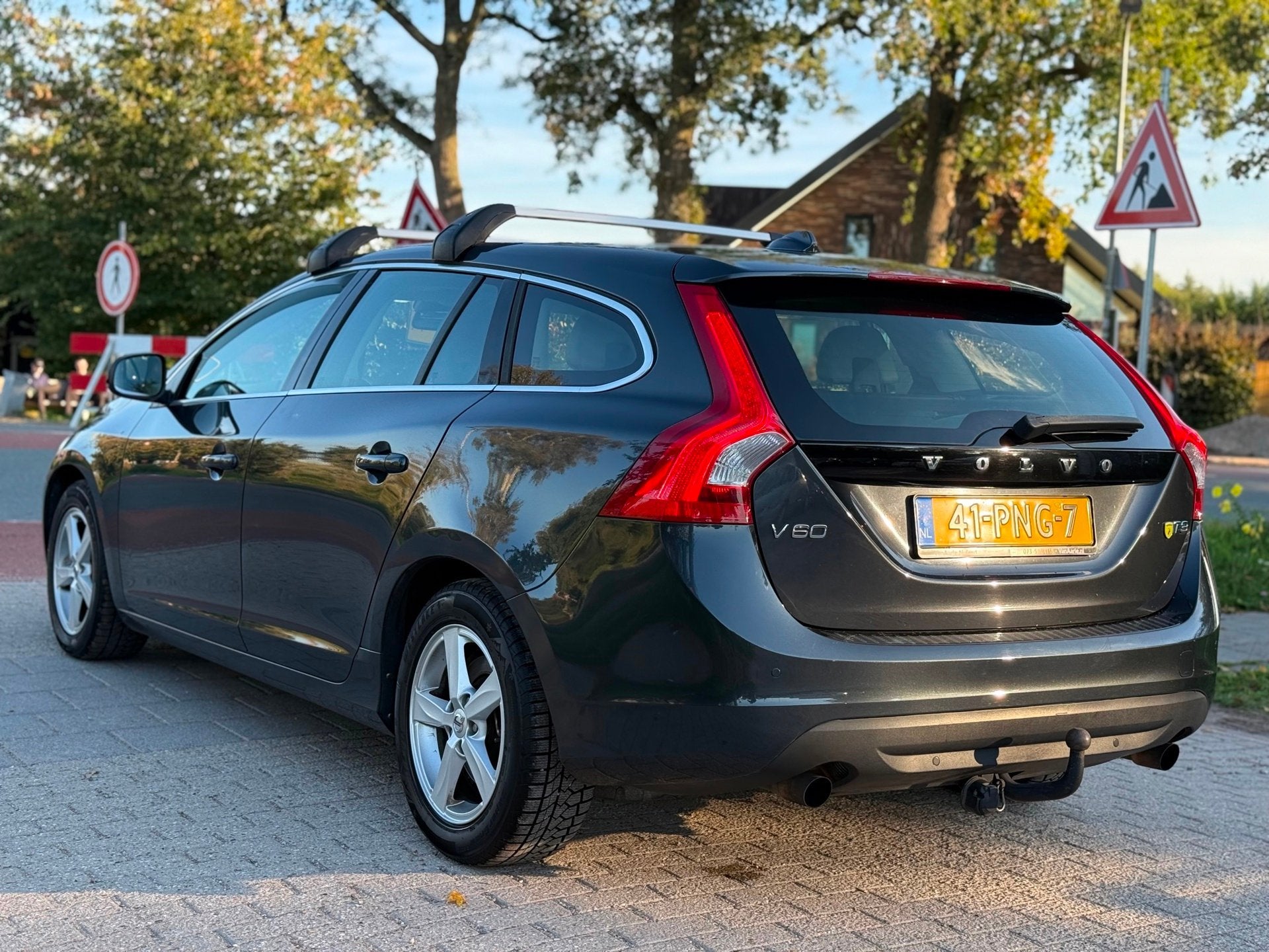 Volvo V60 1.6 T3 Momentum AIRCO CRUISE NAVI PDC TREKHAAK, Auto's, Voorwielaandrijving, 15 km/l, Gebruikt, 4 cilinders