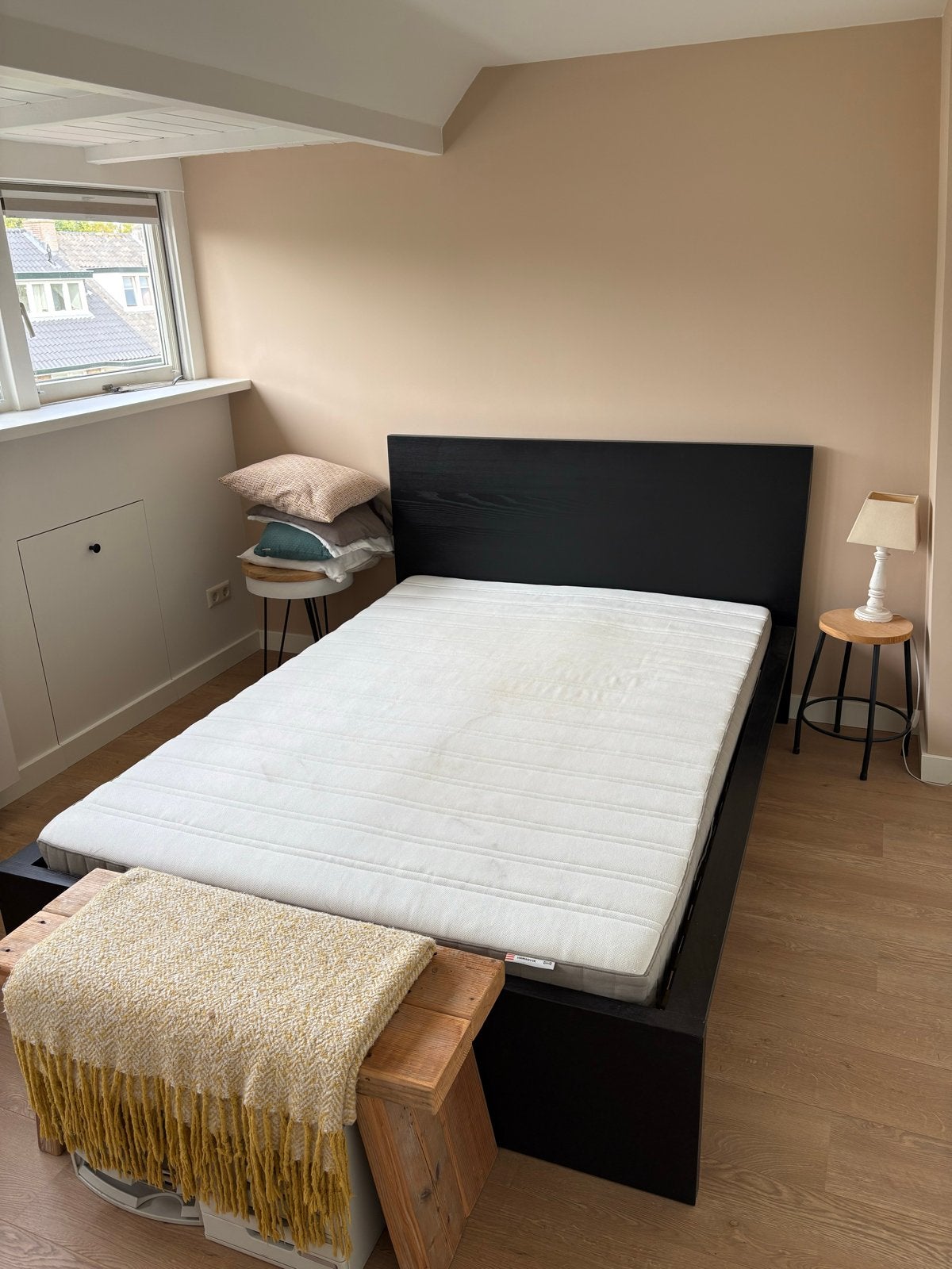 Gratis af te halen: Ikea Malm bed 140x200cm met matras, Huis en Inrichting, Slaapkamer | Bedden, Ophalen, Gebruikt, Zwart, Tweepersoons
