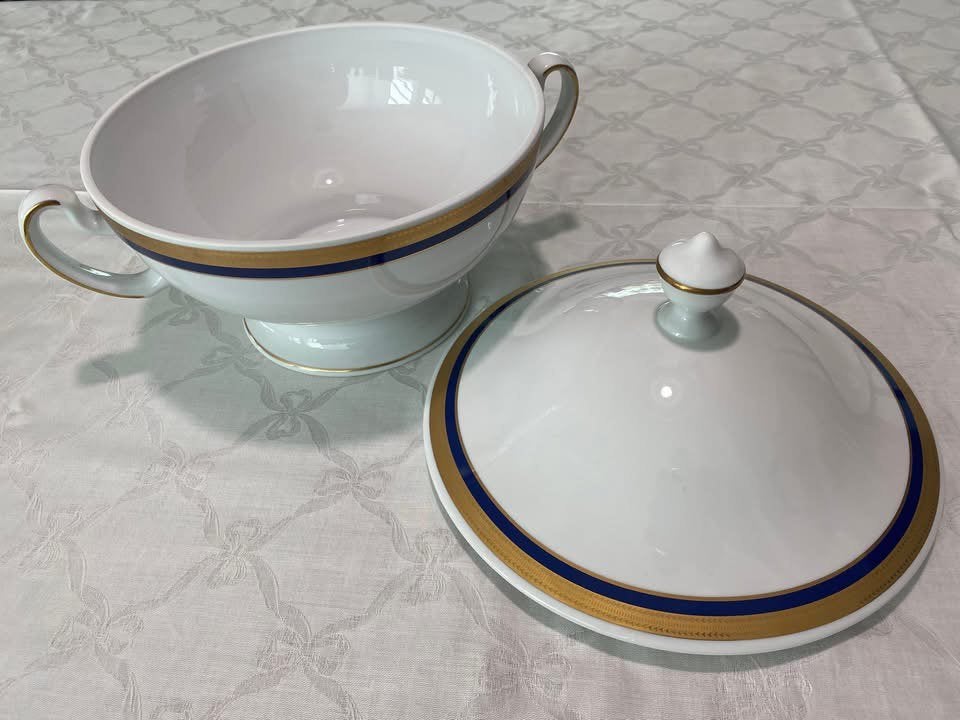 EXCEPTIONAL COMPLETE FINE PORCELAIN SERVICE FOR 12, Ophalen, Overige stijlen, Kop(pen) en/of Schotel(s), Porselein