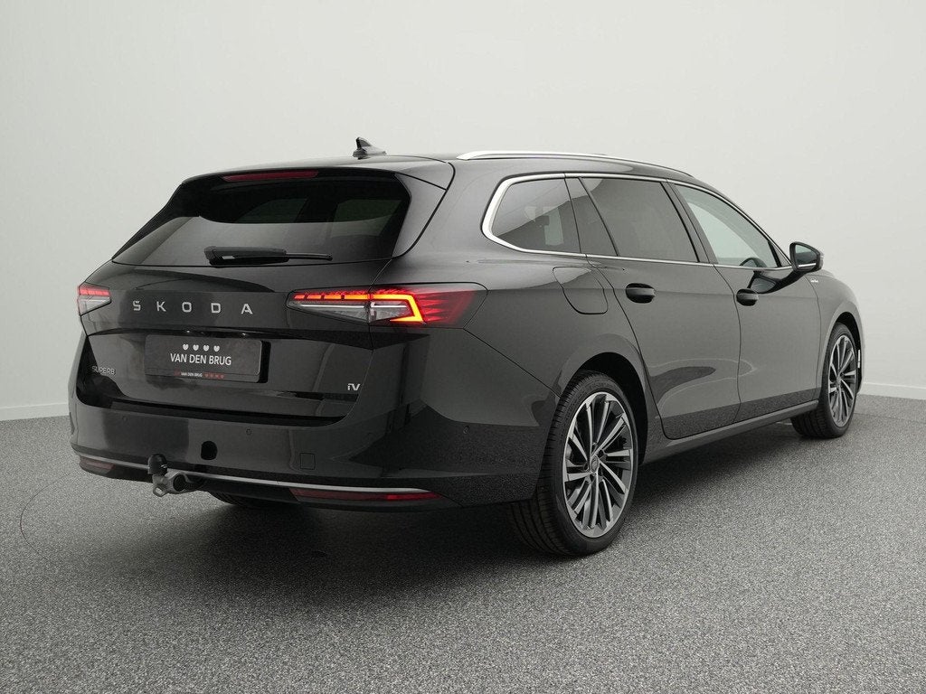 Skoda Superb Combi 1.5 TSI 204pk PHEV Laurin & Klement | Tre, Auto's, Skoda, 4 cilinders, Parkeerassistent, Te koop, 750 kg