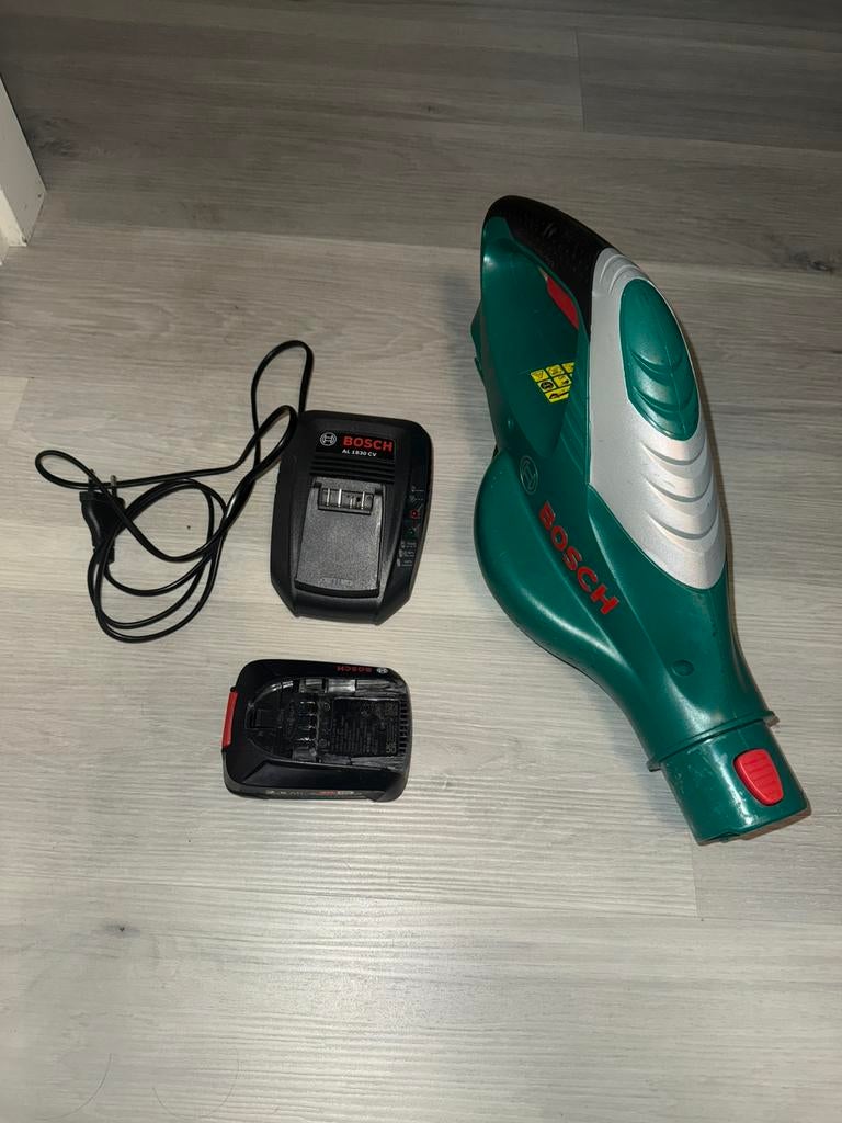 Bladblazer Bosch oplaadbaar, Tuin en Terras, Bladblazers, Ophalen, Zo goed als nieuw, Accu, Handgedragen