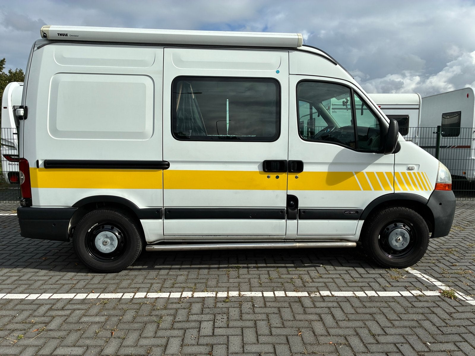Renault Master Buscamper - Ideaal voor avontuurlijke reizen, Caravans en Kamperen, Campers, Tot en met 2, Particulier, Koelkast