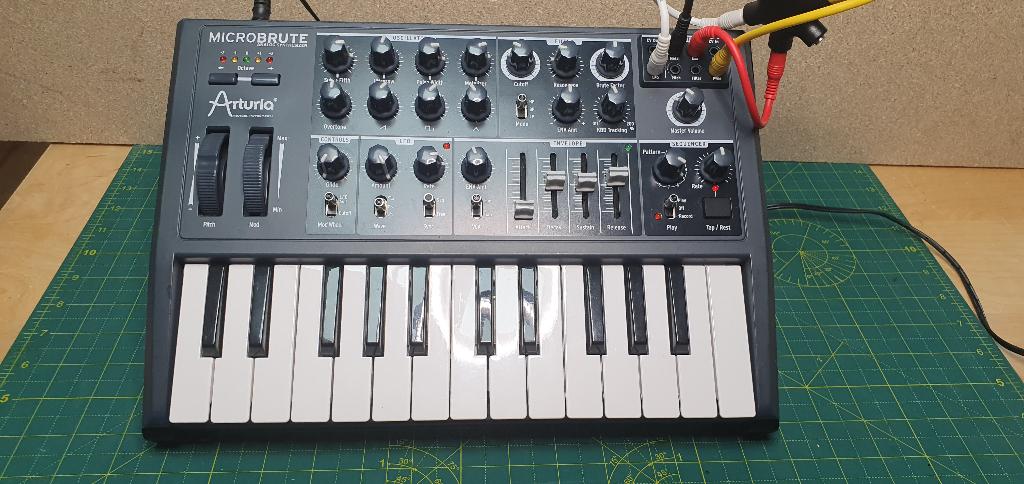 Arturia Microbrute, Muziek en Instrumenten, Synthesizers, Overige merken, Gebruikt, Met midi-aansluiting, Overige aantallen