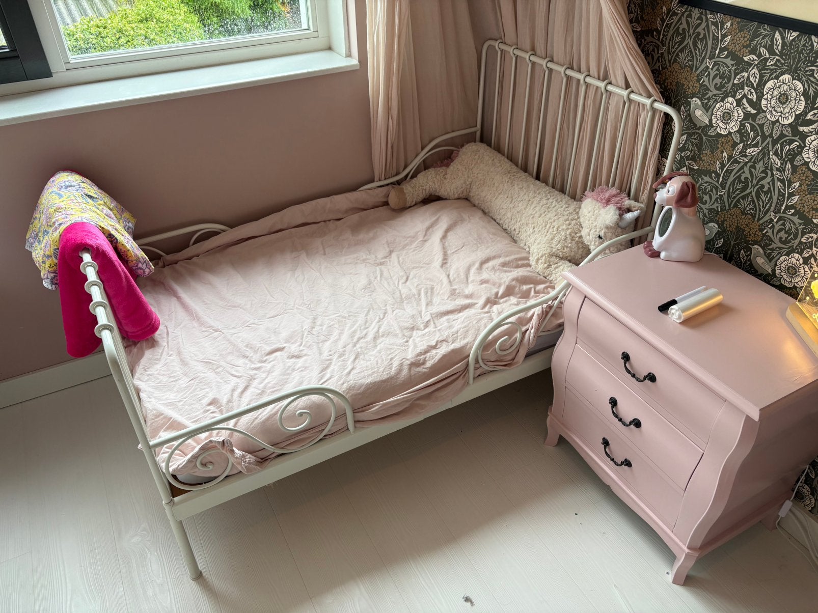 Meegroeibed met matras en beddengoed - Wit metalen frame, Kinderen en Baby's, Kinderkamer | Bedden, Ophalen, Gebruikt, 70 tot 85 cm