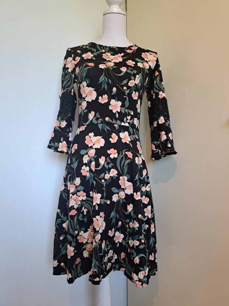 Zwart bloem jurk Dorothy Perkins, Kleding | Dames, Jurken, Maat 38/40 (M), Zwart, Nieuw, Ophalen of Verzenden