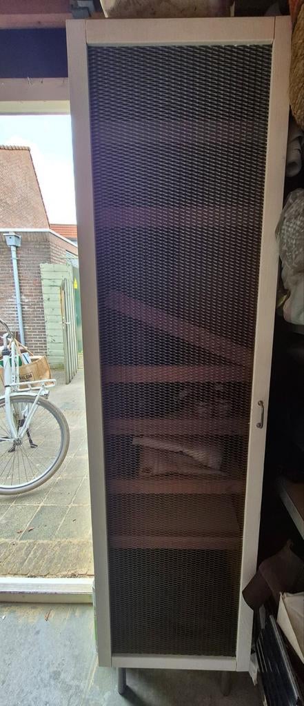Schoenenkast met plankjes, Ophalen