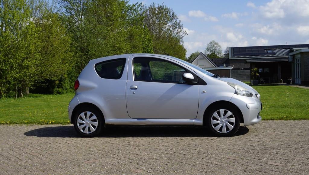 Toyota Aygo 1.0-12V + Navigatie, Voorwielaandrijving, Stof, Gebruikt, Zwart