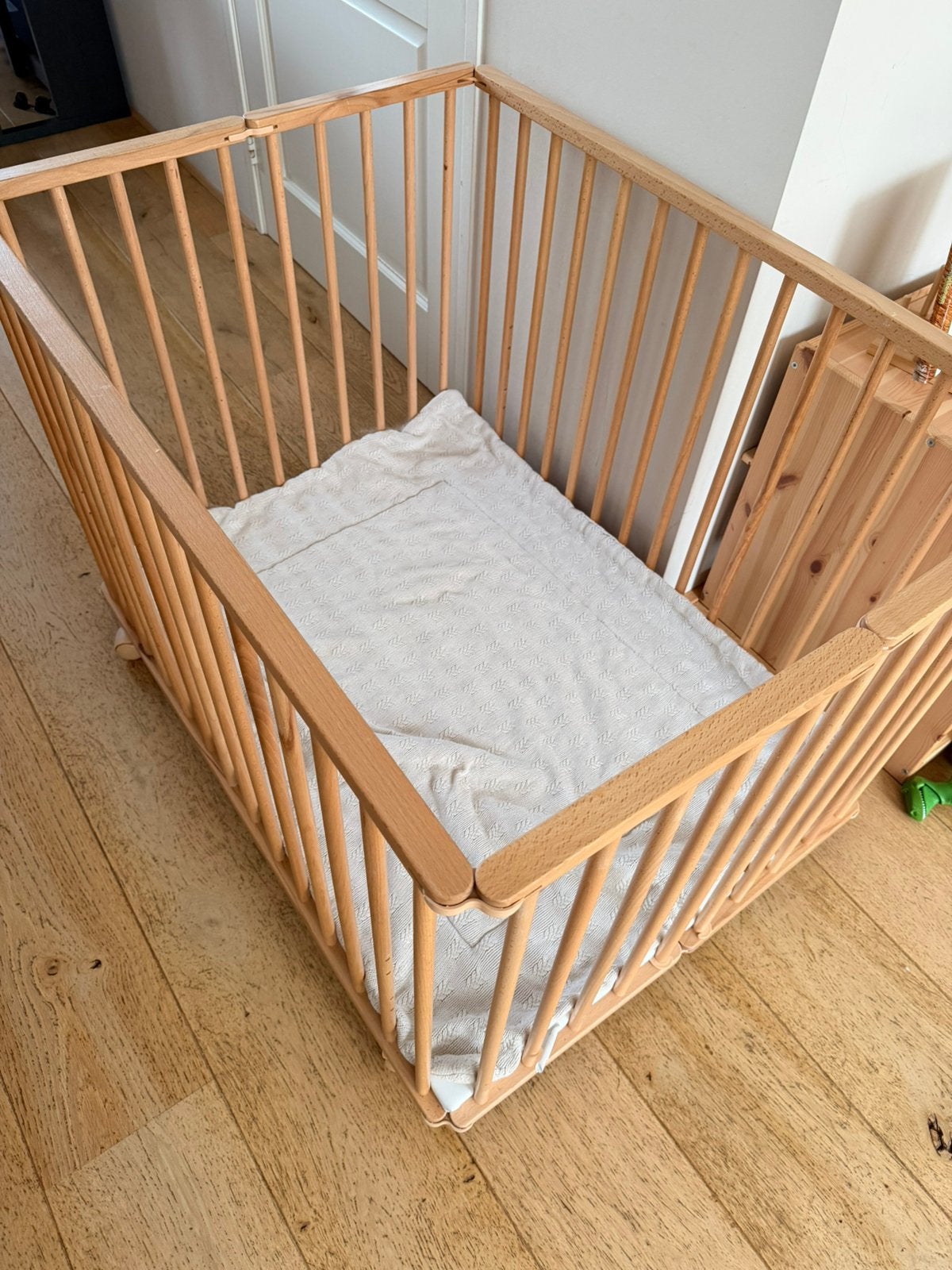 Petite Amélie box inklapbaar met wieltjes + boxkleed, Kinderen en Baby's, Boxen, Ophalen, Zo goed als nieuw, Rechthoekig, In hoogte verstelbaar