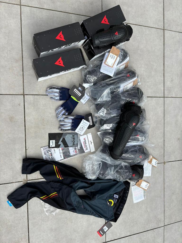 Dainese kniebeschermers, handschoenen, etc, Motoren, Kleding | Motorkleding, Ophalen, Nieuw met kaartje, Handschoenen