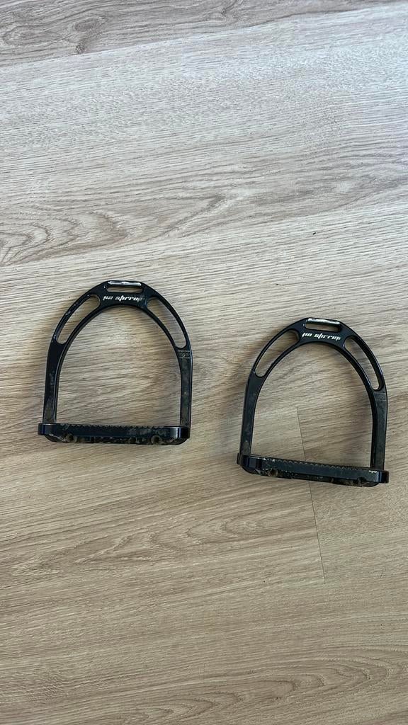 Zwarte Jin Stirrup steigbeugels, Dieren en Toebehoren, Ophalen of Verzenden, Zo goed als nieuw, Dressuur