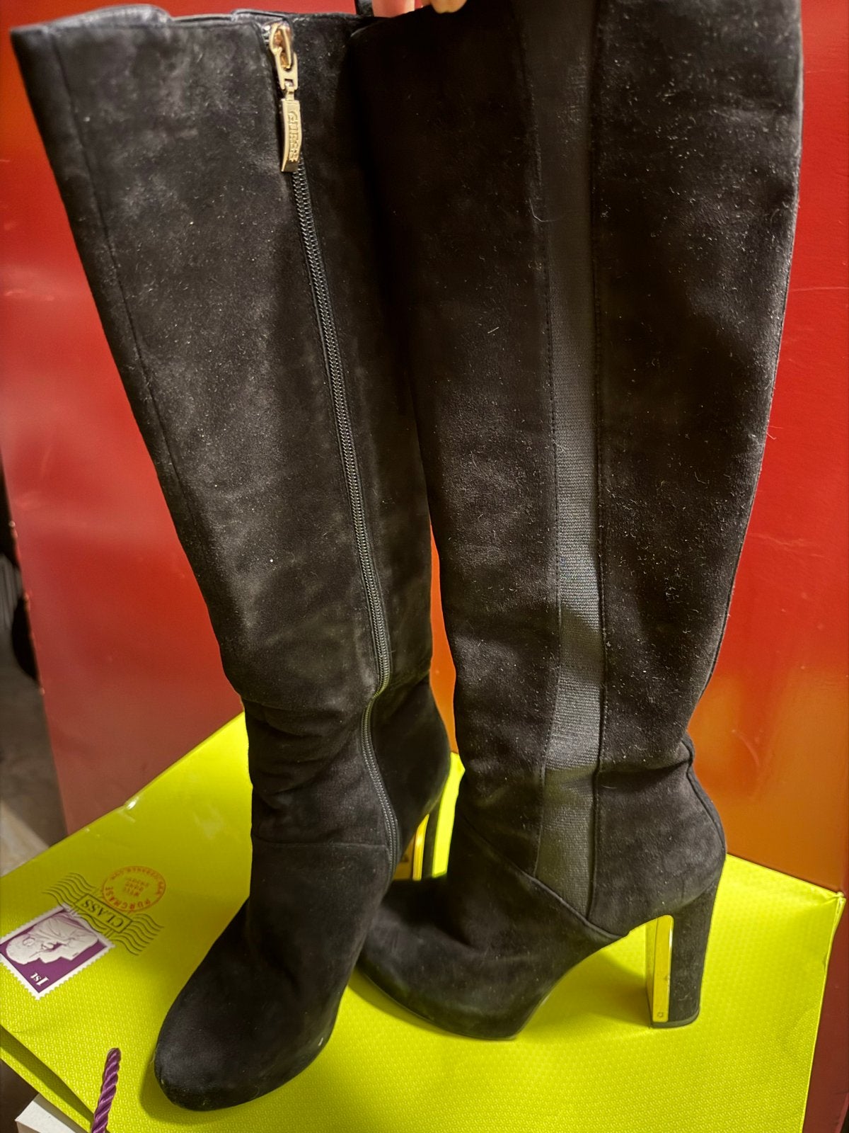 Zwarte suède Guess hoge laarzen met gouden hak, Ophalen of Verzenden, Gedragen, Zwart, Hoge laarzen