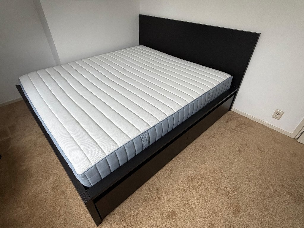 Zwart Malm bed (180x200) met 2 lades, lattenbodems en matras, Zwart, Tweepersoons, Ophalen of Verzenden, Zo goed als nieuw