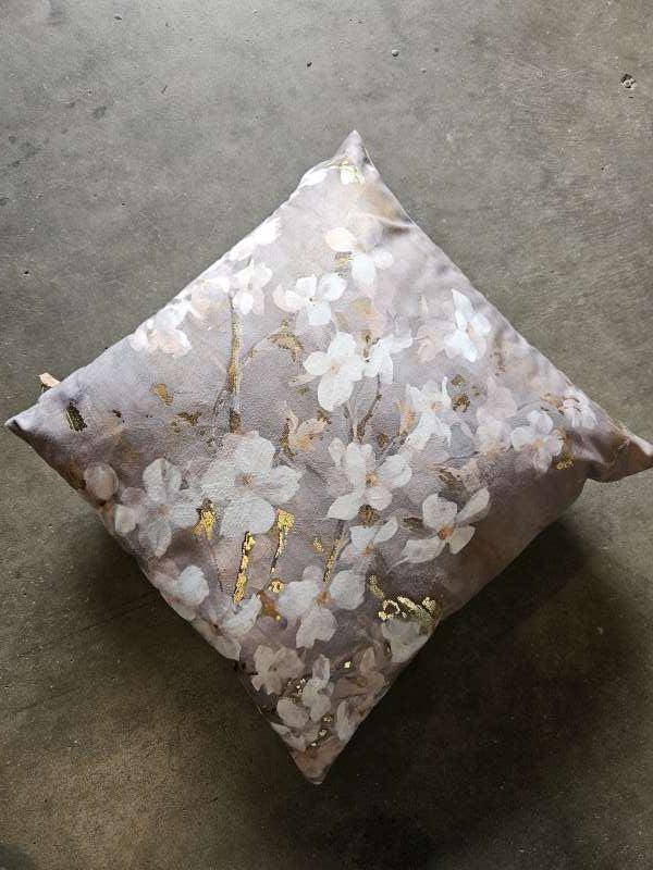kussen ``magnolia``WOONWINKEL RUSTIEK``, Ophalen of Verzenden, Nieuw, Vierkant, Inclusief binnenkussen