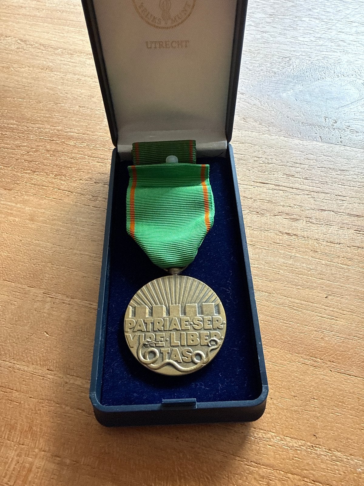 Medaille 'Patriae Servi Vivere Libertas', Ophalen of Verzenden, Landmacht, Nederland, Lintje, Medaille of Wings