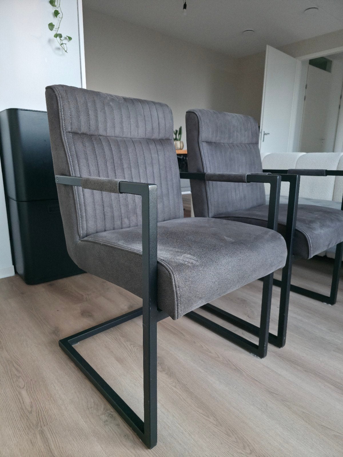2x Antraciet stoffen eetkamerstoelen met armleuning, Ophalen, Twee, Modern, Industrieel, Zo goed als nieuw
