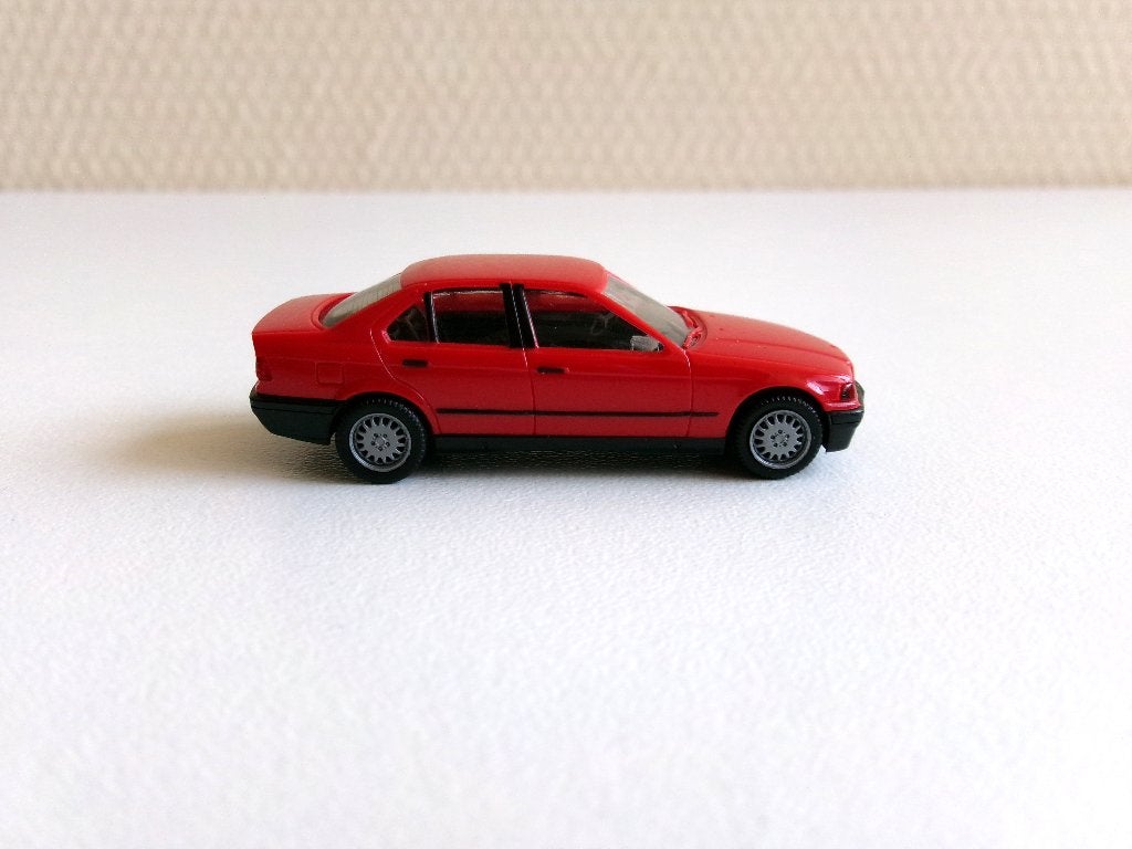 BMW 325i rood 1:87 / H0 Herpa (geen ovp, geen spiegels), Ophalen of Verzenden, Gebruikt, Auto, Herpa