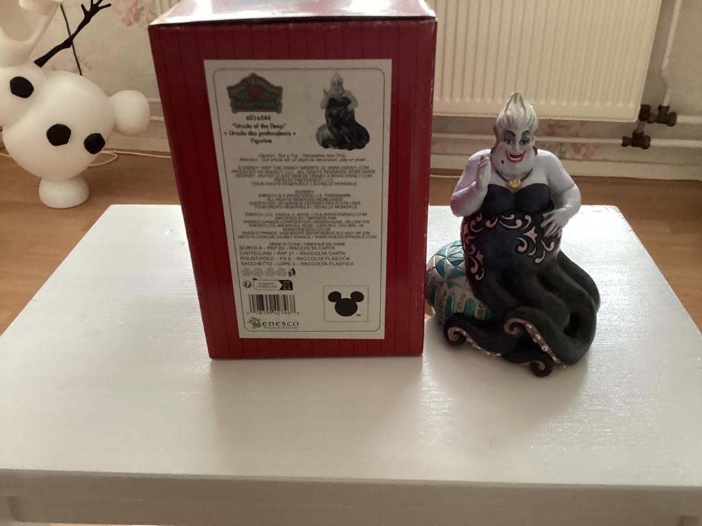 Disney traditions ursula met doos en tag, Verzamelen, Disney, Ophalen of Verzenden, Overige figuren, Zo goed als nieuw, Beeldje of Figuurtje