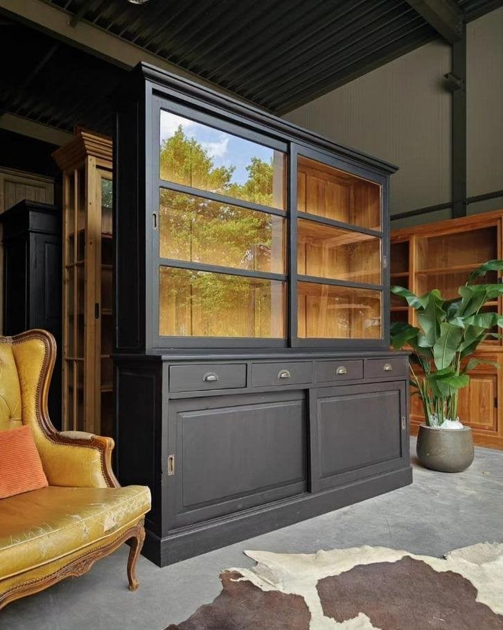 Stoere, industriële buffetkast ~ zwarte vintage vitrine #539, Niet ingevuld, Met deur(en), 200 cm of meer, 150 tot 200 cm