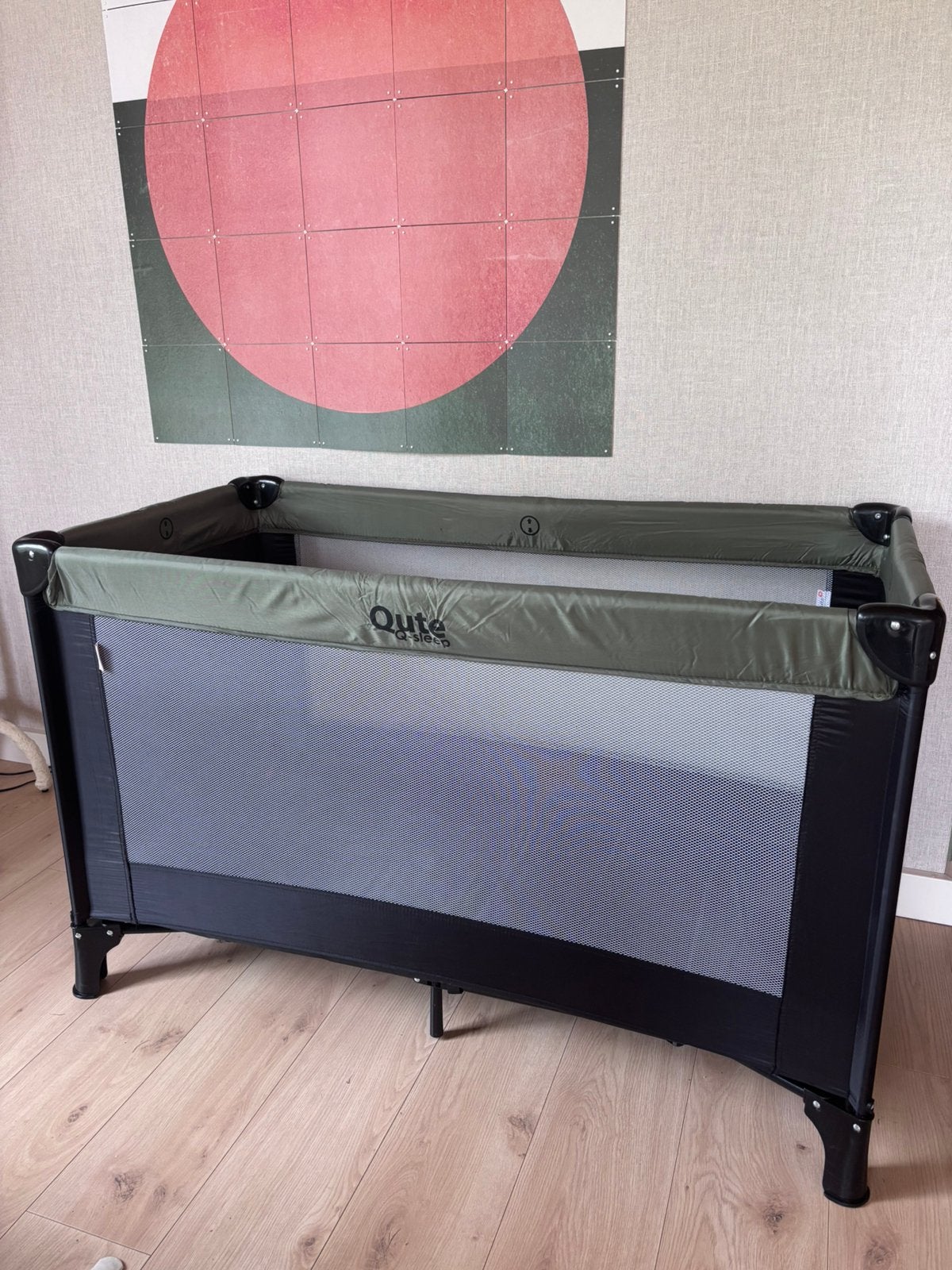 Campingbedje Qute Q-sleep olijfgroen, Ophalen, Zo goed als nieuw, Reisbedje