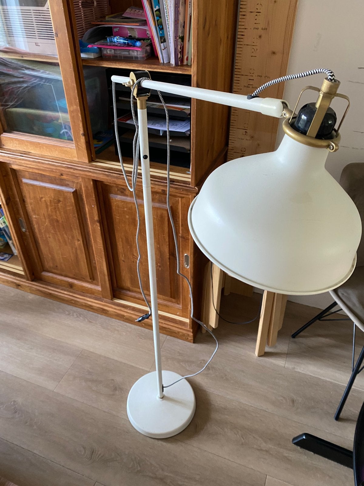 Vloerlamp/staande lamp IKEA wit met bronzen accenten, Huis en Inrichting, Lampen | Vloerlampen, Ophalen, Gebruikt, 150 tot 200 cm