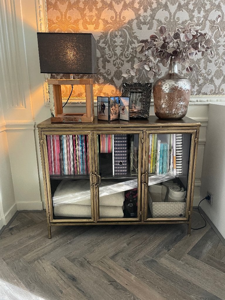 Vitrinekastje dressoir staal met brass vintage-look, Ophalen, Met deur(en), 50 tot 100 cm, Zo goed als nieuw