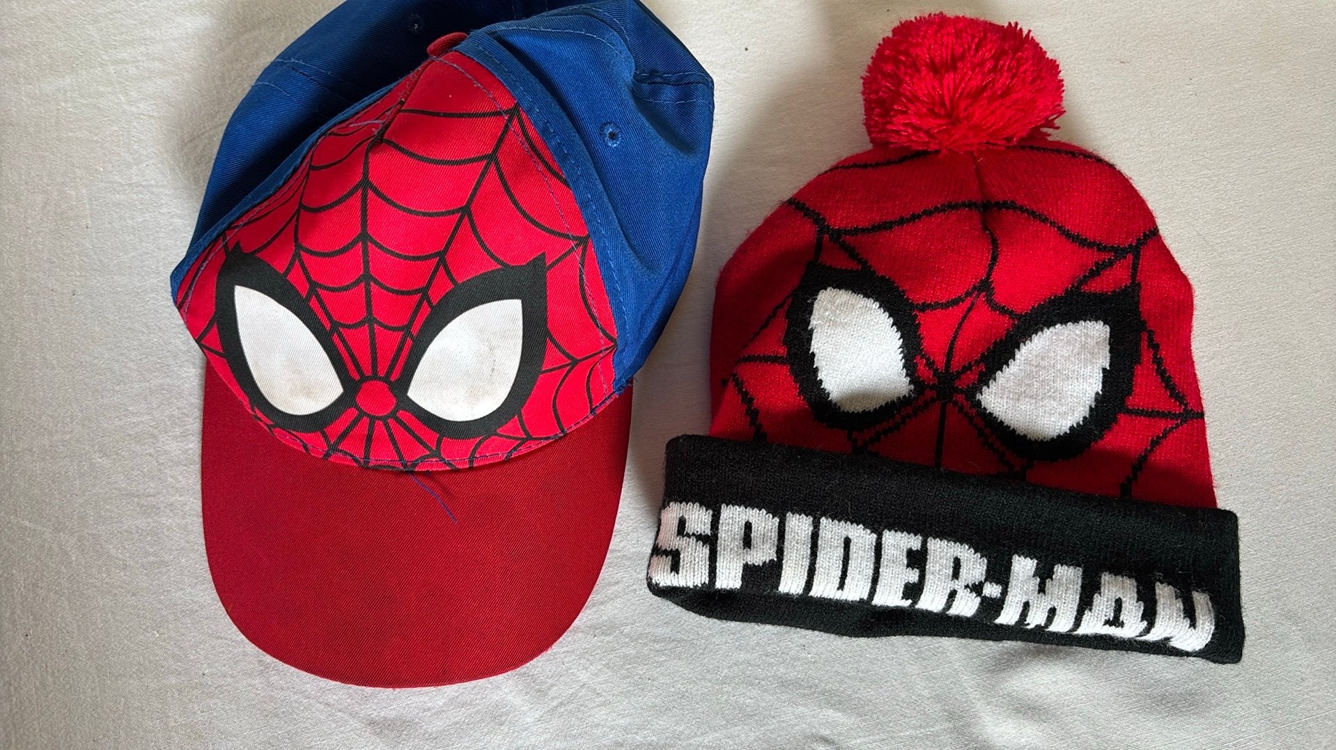 Muts en cap van Spiderman 52 cm, Kinderen en Baby's, Ophalen of Verzenden, Zo goed als nieuw, 104 of kleiner, Jongen