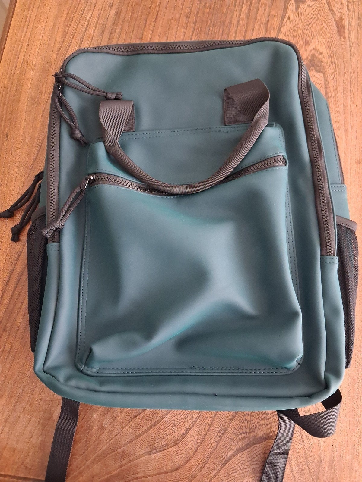 Stijlvolle Groene Rugzak - Ideaal voor Dagelijks Gebruik, 25 tot 40 cm, Zo goed als nieuw, Waterdicht, Ophalen