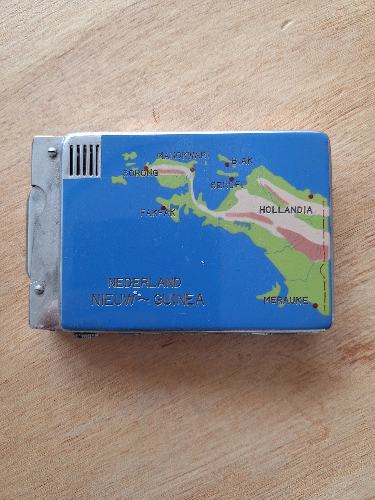 Vintage sigarettenetui met aansteker Nieuw-Guinea, Verzamelen, Rookartikelen, Aanstekers en Luciferdoosjes, Ophalen of Verzenden