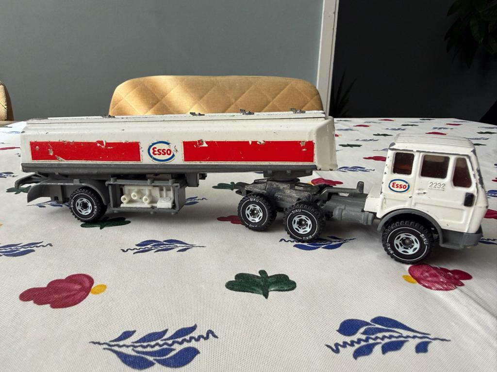 Siku 3110 - esso tanker - mercedes - slechte staat, Ophalen of Verzenden, Gebruikt, Bus of Vrachtwagen