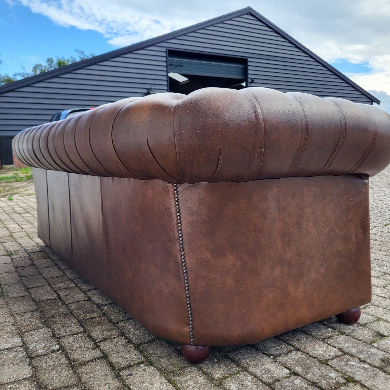 4 zits Chesterfield bank lichtbruin leer 250cm breed, Gebruikt, Chesterfield, Ophalen of Verzenden, Rechte bank