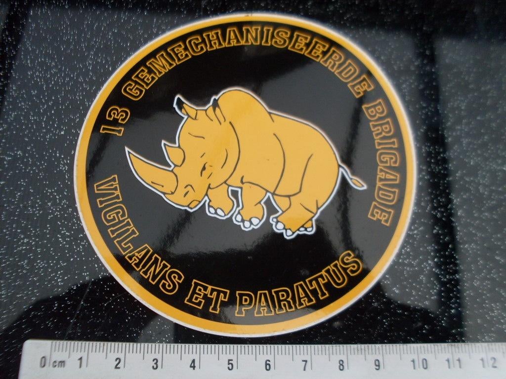 sticker 13 gemechaniseerde brigade logo embleem neushoorn, Verzamelen, Verzenden, Zo goed als nieuw, Bedrijf of Vereniging