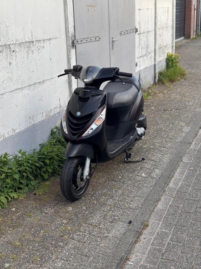Piaggio zip 2016, Fietsen en Brommers, Scooters | Piaggio, Ophalen of Verzenden, Zo goed als nieuw, Benzine, Zip