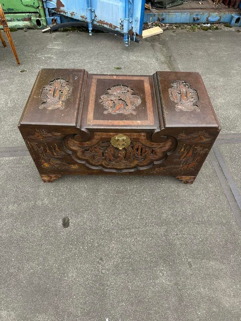Antieke handgesneden houten kist – Chinois – reliëf panelen, Ophalen of Verzenden, Zo goed als nieuw, 50 tot 100 cm, Minder dan 50 cm