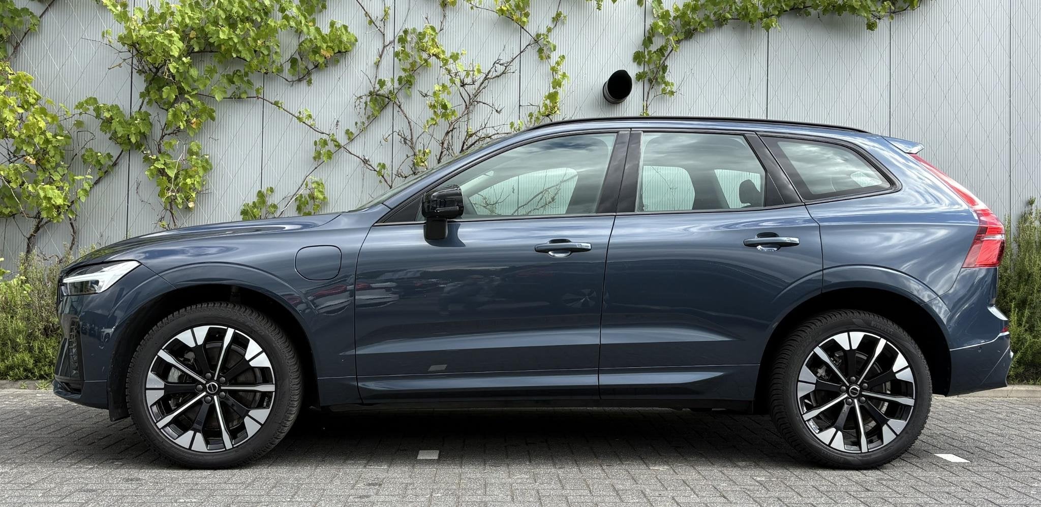 Volvo XC60 2.0 T6 Plug-in Hybrid AWD Ultra Dark | Facelift |, Auto's, Gebruikt, Euro 6, 4 cilinders, Blauw