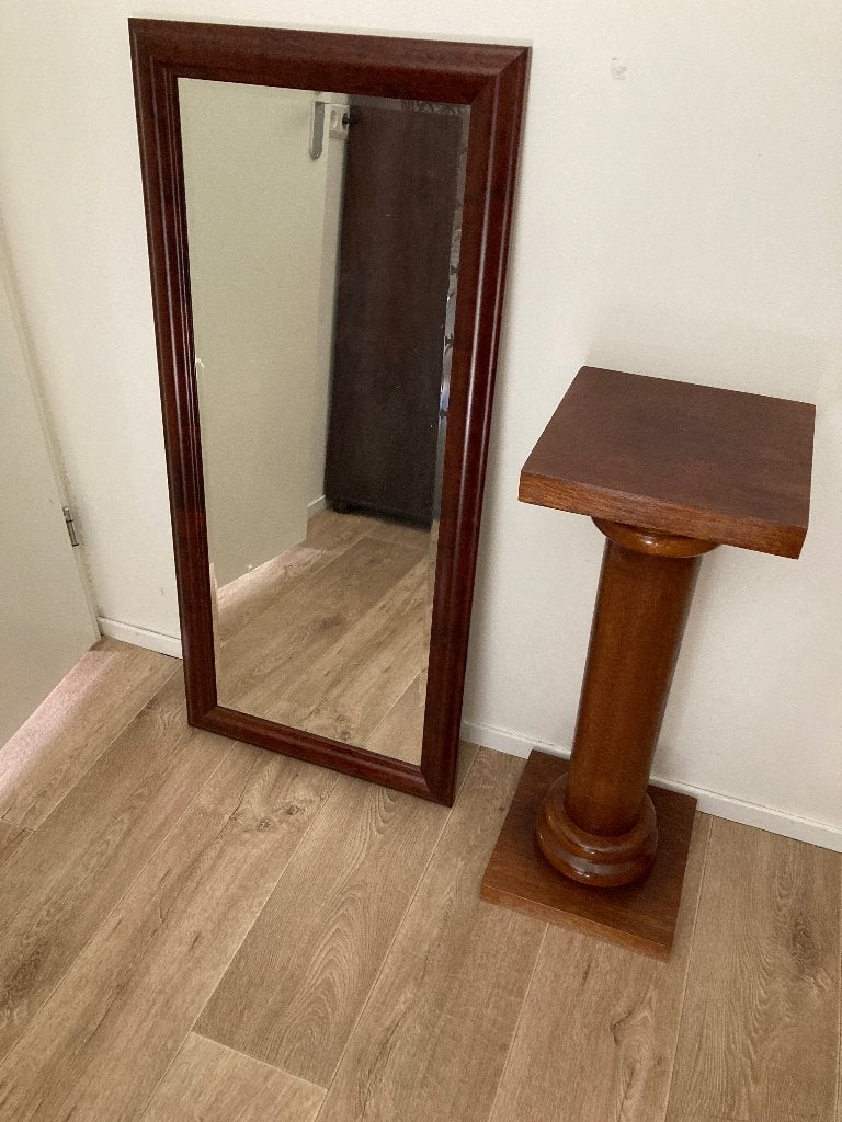 Spiegel donkerbruin en standaard hout, Ophalen, 100 tot 150 cm, Zo goed als nieuw, Rechthoekig