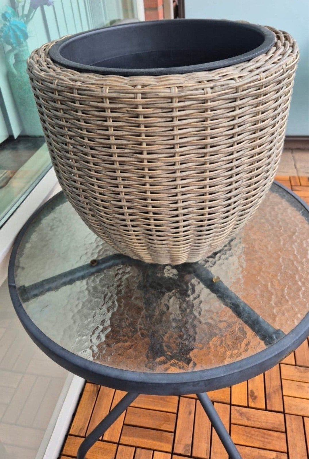 Stijlvolle rotan plantenbak met kunststof binnenpot, Kunststof, Rond, Zo goed als nieuw, Minder dan 40 cm