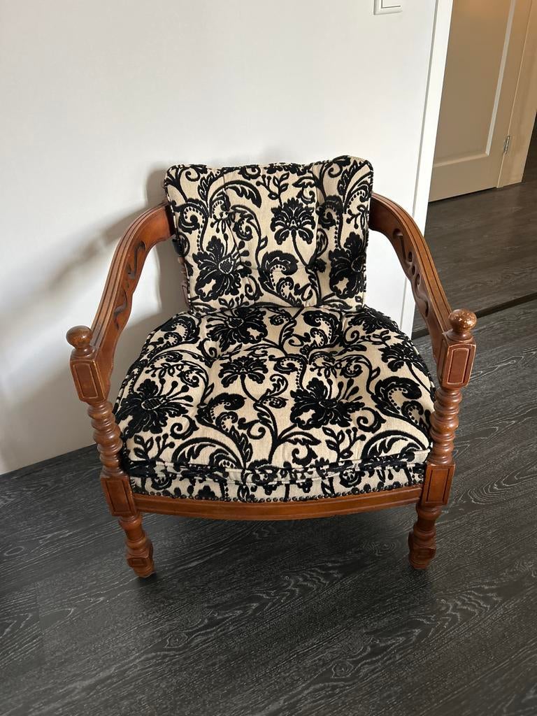 Antieke fauteuil met barokke stof, Ophalen