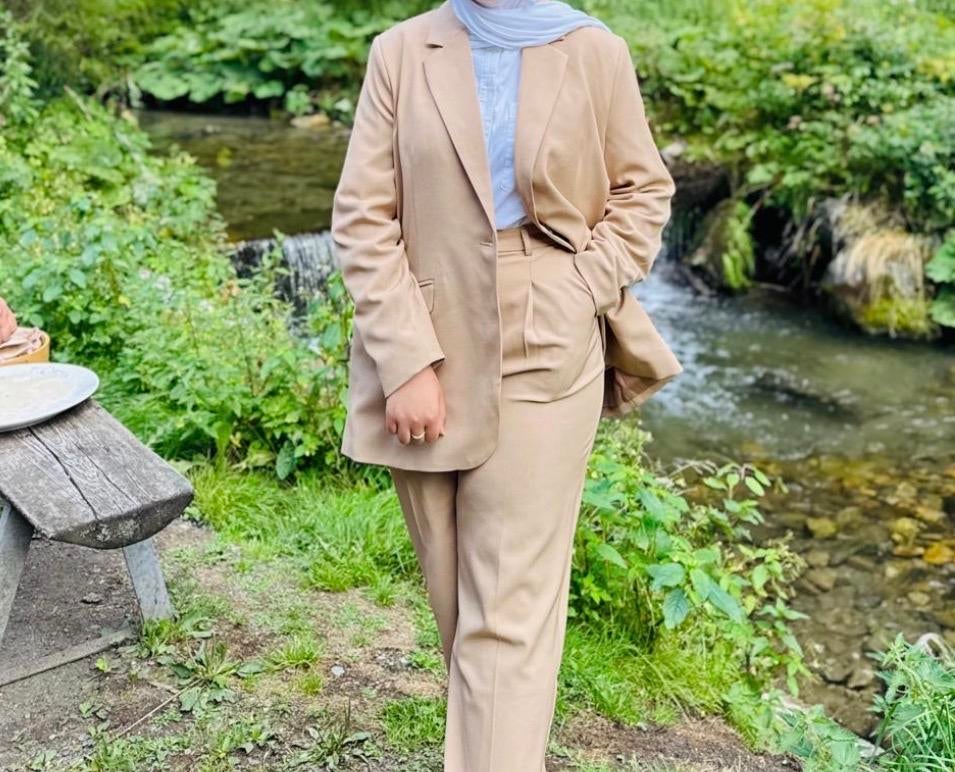 Damespak Blazer + pantalon, Ophalen, Zo goed als nieuw, Beige, Kostuum of Pak