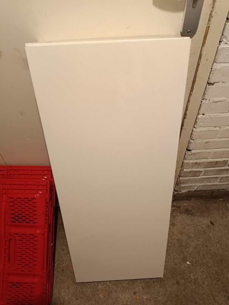 Witte smalle kast, Ophalen
