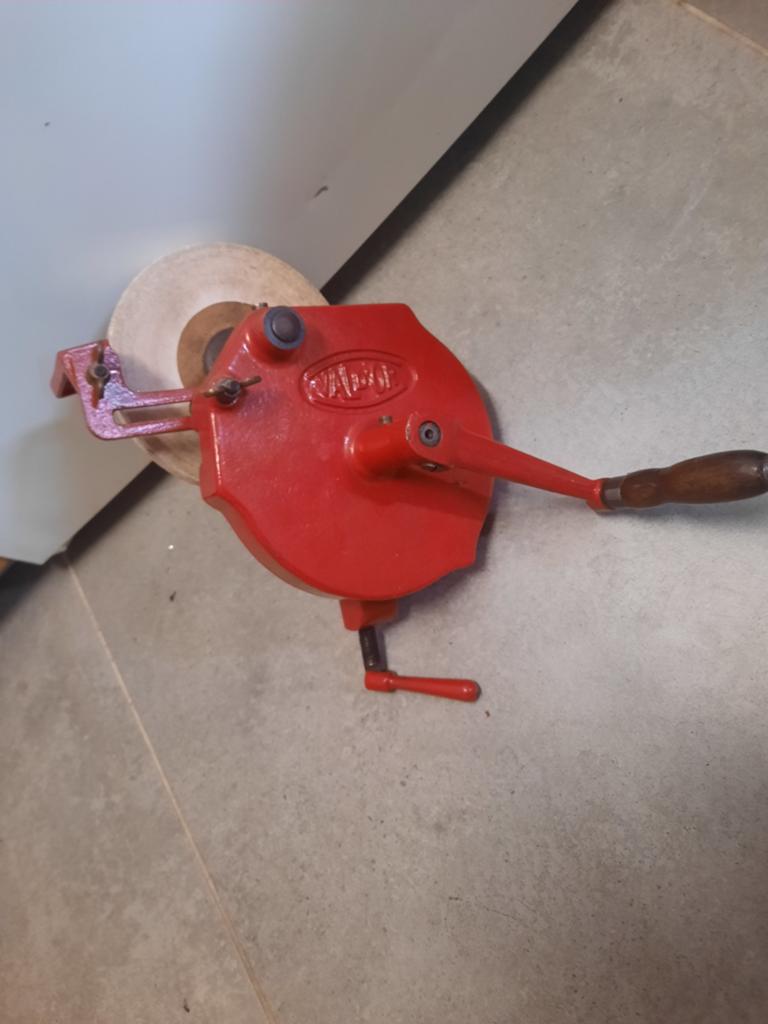 Valdor grote handslijper slingermolen slijpmachine, Doe-het-zelf en Verbouw, Gereedschap | Slijpmachines, Gebruikt, Werkbankslijpmachine