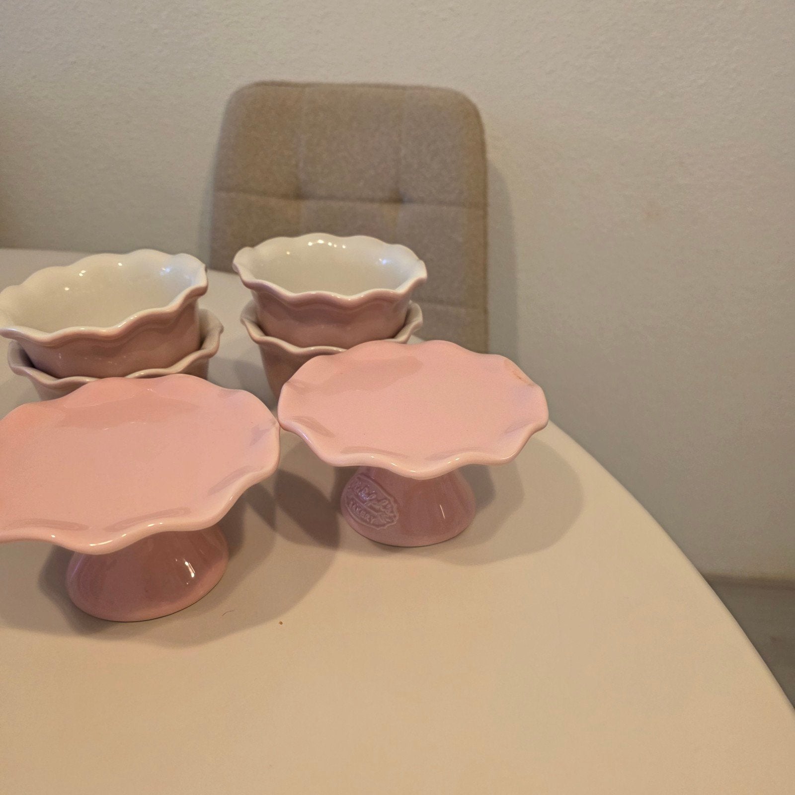 Rudolph's Bakery servies set - Roze en wit, Overige merken, Keramiek, Ophalen of Verzenden, Zo goed als nieuw