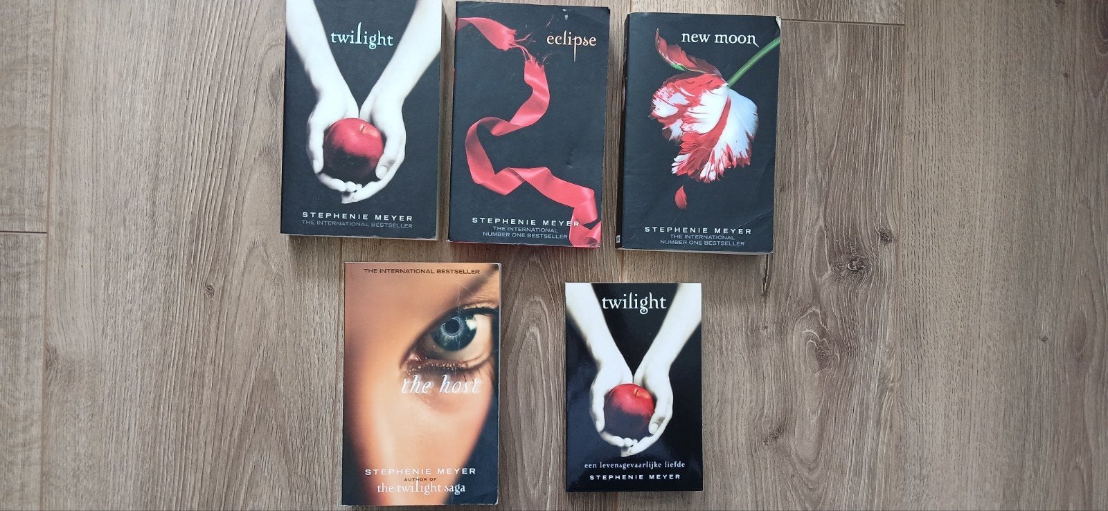 Stephenie Meyer :Twilight en The Host, Boeken, Fantasy, Zo goed als nieuw, Ophalen of Verzenden